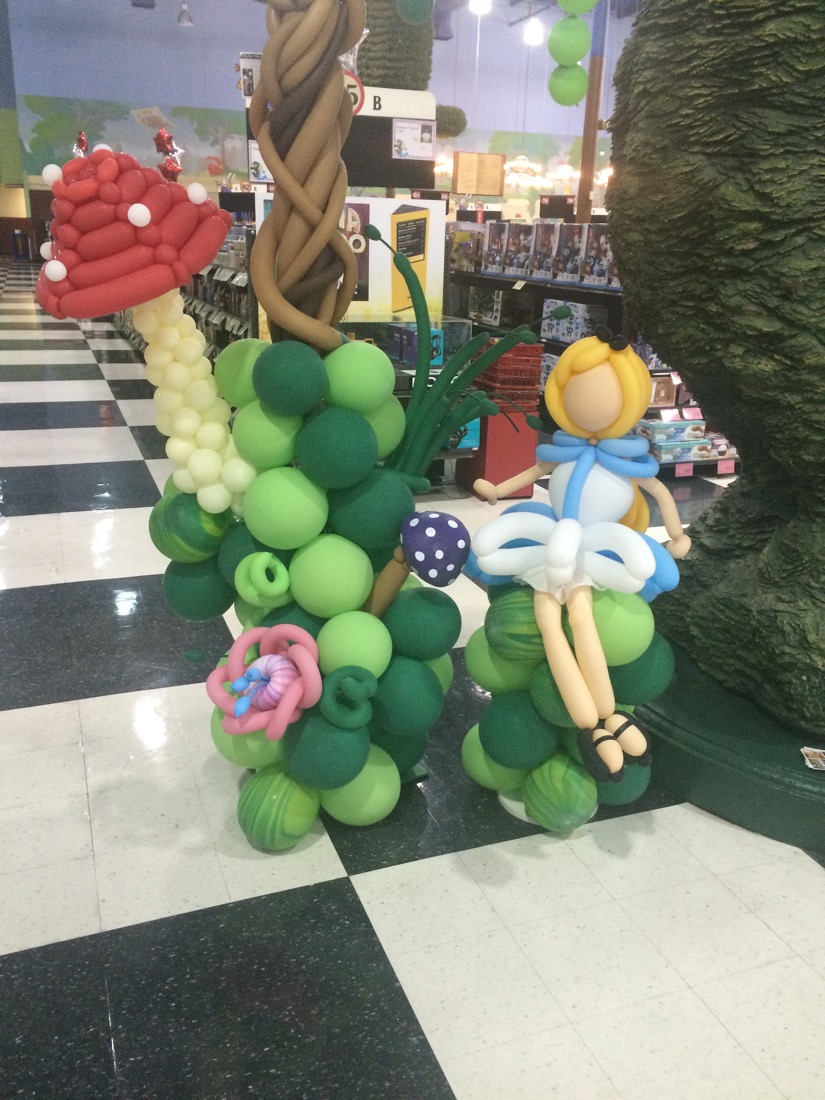 Alice in Wonderland Baloon Sculpture close